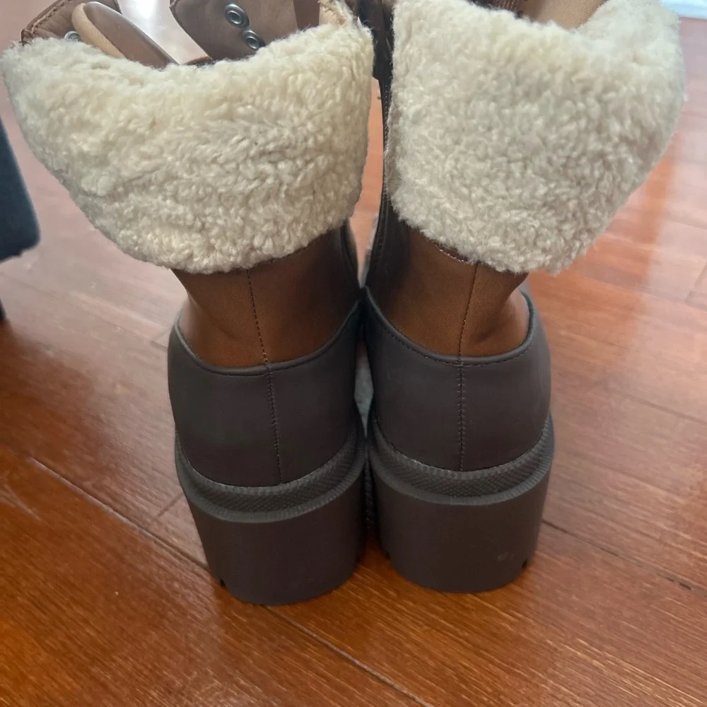 TARGET 🎯 NEVER WORN SNOW BOOTS - Picture 2 of 2